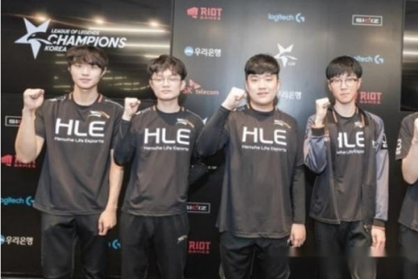 威少身着休 威少身着休